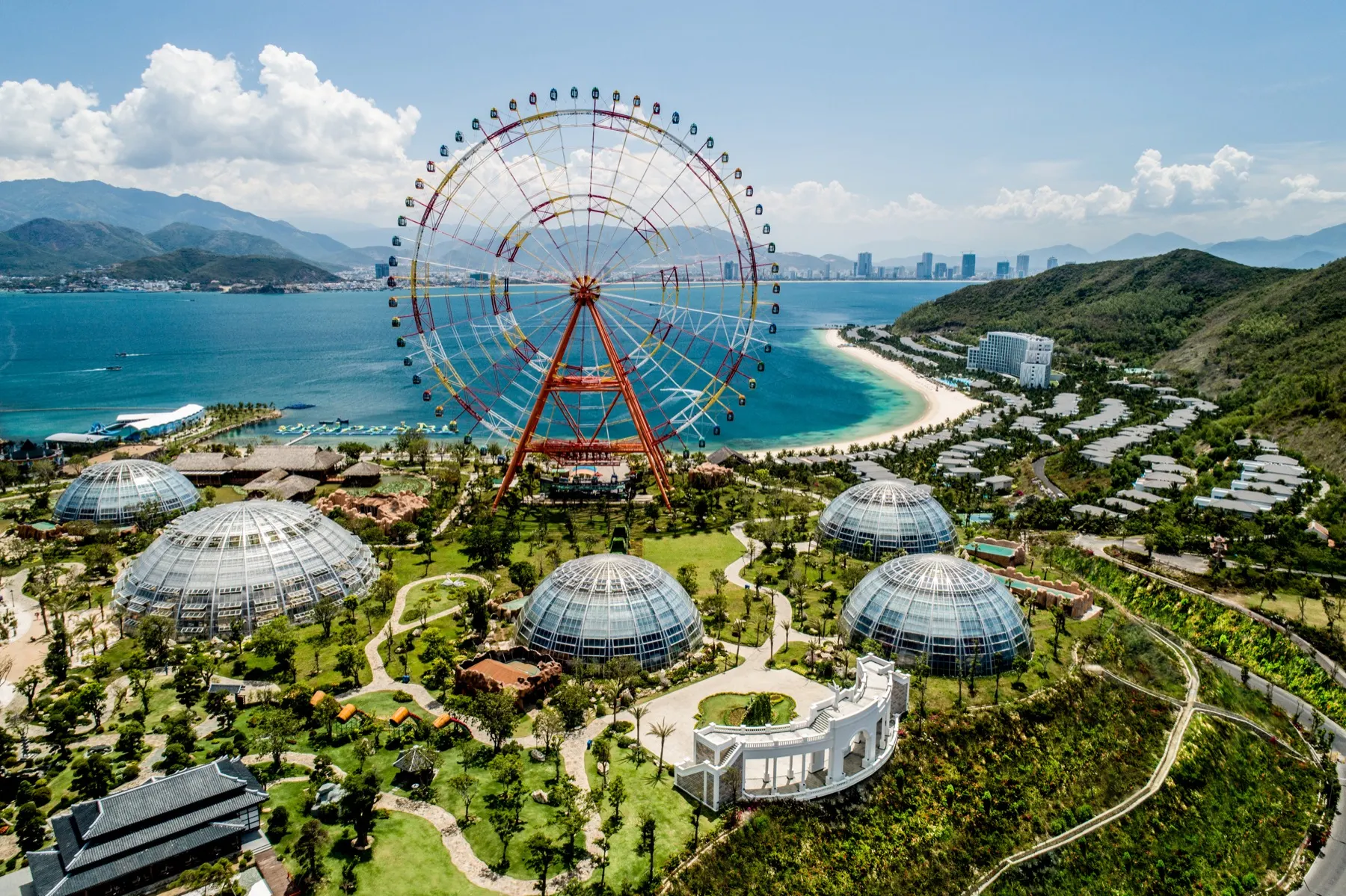 Колесо обозрения Sky Wheel в VinWonders Нячанг